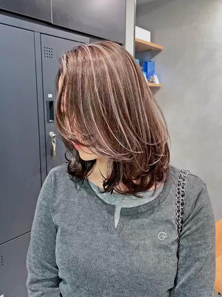 銀座で出来るコントラストハイライト
髪の状態や履歴に合わせて、透明感・発色・色持ちすべてをバランス良くコントロール
ブリーチだからこそ出せるやわらかい色味と、デザイン性のあるカラーをご提案しています
巻いてもストレートでも映えるように、ベースから計算して調整しています。
赤み・黄ばみが気になる方、初めてのデザインカラーも大歓迎です!
#ブリーチカラー #透明感カラー #銀座カラー #銀座ブリーチ #デザインカラー #ケアブリーチ #ホワイトベージュ #インナーカラー #バレイヤージュ #グレージュカラー #ブリーチ初心者歓迎