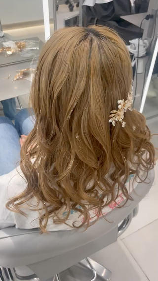 結婚式の前撮りヘア
フィルター無しでこのキラキラ感

オーロラジェル、めちゃくちゃ可愛いです

銀箔、金箔、オーロラジェルは+550円でつけられます

ミニモのすぐ予約がの場合インスタなどでお問い合わせください！

【新宿駅/新宿三丁目駅】

ライブ、イベント、結婚式など特別な時に
ヘアセット¥3,300

アクセサリー類はご持参お願いします

ご相談などは
Instagram→@mo0525niii 