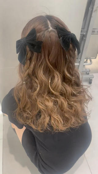 ふわふわハーフツイン

銀箔、金箔、オーロラジェルは+550円でつけられます

ミニモのすぐ予約がの場合インスタなどでお問い合わせください！

【新宿駅/新宿三丁目駅】

ライブ、イベント、結婚式など特別な時に
ヘアセット¥3,300

アクセサリー類はご持参お願いします

ご相談などは
Instagram→@mo0525niii 