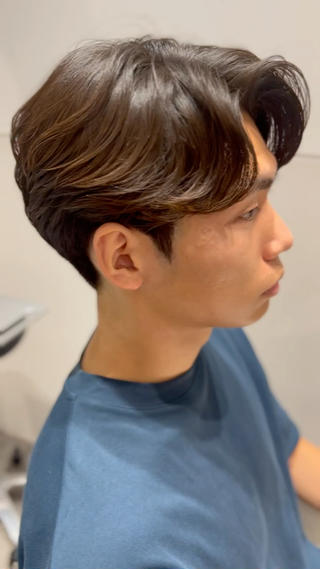 ビジネスシーンからカジュアルまで幅広い年代やシーンに対応の毛流れパーマ。朝のスタイリングがとても楽にキマります 