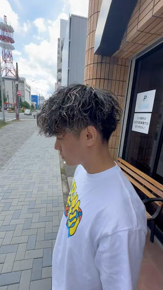 波巻パーマにハイライト入れたイカしたスタイル 