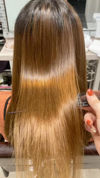 髪質改善ストレート
2年前に縮毛矯正と、ブリーチを計2回された履歴のお客様。
ロングに伸ばしていくなかで、根本のうねりと毛先のダメージによるパサつきを、“ 髪質改善ストレート“で乾かしただけのサラサラストレートに


 