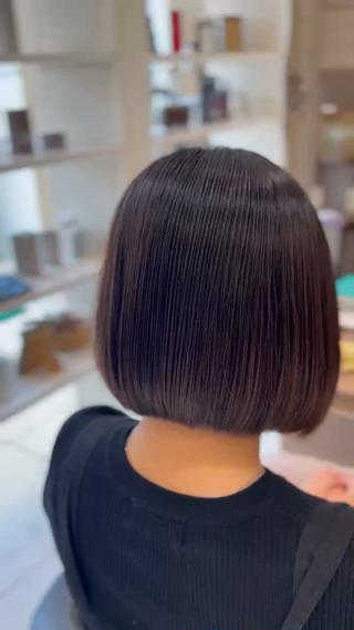 丸みのあるボブシルエットを活かした【地毛風縮毛矯正】
硬すぎず自然な柔らかさをキープしながら、毛先までなめらかに仕上げました♪
お手入れ簡単◎ 毎朝のアイロン不要の“素髪みたいなストレート”が叶います！ 