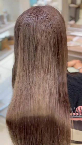 ツヤ・透明感・柔らかさ、ぜんぶ叶える“理想のストレート”に

ラベンダーベージュ系のイルミナカラーで赤みをしっかり抑え、
くすみすぎず肌なじみも◎手触りもなめらかで朝のセットも楽に♪ 