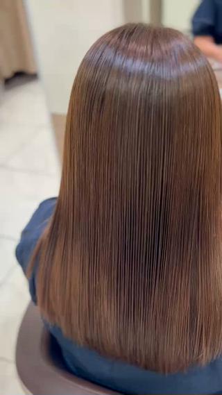 髪の芯からしっとりまとまる【縮毛矯正】と、
光に透けるような柔らかさを叶える【イルミナカラー】の組み合わせで、
触れたくなるようなツヤ髪に仕上げました

赤みを抑えた自然なブラウンで、重く見えず透明感も◎
ダメージを最小限に抑えながら、柔らかい質感をしっかりキープしています 