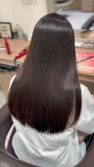 （地毛風縮毛矯正 × 黒髪ストレート）

毎朝アイロンいらず◎
【地毛風縮毛矯正】で毛先まで自然にまとまる、ツヤツヤストレートに仕上げました

暗めの髪色でも重く見せず、柔らかい質感をキープ♪
清潔感・扱いやすさ・美しさ、全部叶えたい方におすすめです！ 