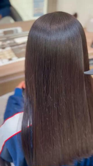 湿気で広がる髪も、根元から毛先までしっとりまとまるストレートに
【縮毛矯正】で自然な柔らかさとツヤ感を両立♪
毛先までなめらかに整い、朝のセットも楽になります◎
地毛風に仕上げたい方や、ストレート初心者さんにもおすすめです！ 