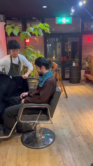 スキンフェードのクロップスタイルで仕上げました。
バーバースタイルが好きな方にオススメです。 