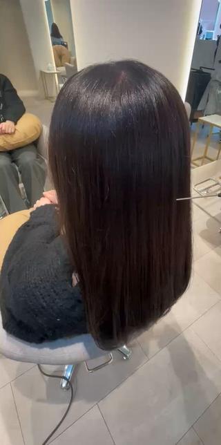 ほんのり見えるブルーブラック！
主張が強くなく淡く見えるのでとても大人っぽくお綺麗です( *´꒳`* )

カウンセリングを何よりも重要視していて細かくお聞きしてご希望のお色味にできるようにお薬を選定していくので必ず理想のお色味叶えることが出来ます！<( ¯﹀¯ )>

まだまだカラーモデル様大募集中ですのでご興味がありましたらぜひご予約お待ちしております！！( *´꒳`* ) 