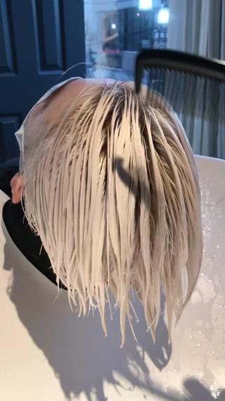 ブリーチ×2でホワイトにしていきます！ 