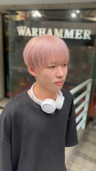 ホワイトピンク

極限まで薄く入れたピンクです！色落ちは白っぽく落ちてくれるのでうすくいれたい方におすすめです

ハイトーンカラー、ホワイト、ブロンド系やりたい方是非一度お任せ下さい！
黒染め履歴があっても、パーマや縮毛矯正していても大丈夫です！
是非一度ご連絡下さい！ 