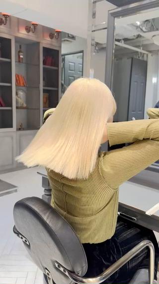 ブリーチ×2でつくるホワイトブロンドです！
色落ちもしないのでおすすめのカラーです！ 