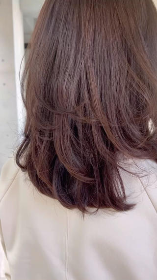 40代、50代の方に人気のフェミニンなレイヤースタイルです
毛先をワンカールにすればより素敵になりますよ 