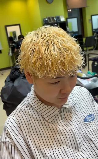 ブリーチ毛＝パーマ無理
って思ってませんか？

正直、誰でもできる技術じゃない。
ブリーチ毛にパーマ、
これは僕がやります

髪の状態を見極めて、
計算してかけるから出せる質感。
動き・まとまり・清潔感まで全部。

「無理」って言われた人ほど、お任せください

三宮駅から徒歩5分！初回DM予約の方限定で、全てのパーマ8000円で施術させていただきます 口コミでも大好評のサロンです！ 