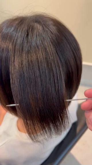 癖が強く、中間から毛先がブリーチ毛でしたが、薬の強さを調節しダメージを最小限に抑えながら縮毛矯正でストレートヘアへ！ 