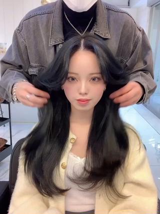 韓国ヘアの巻き動画です
こちらは韓国ヘアの重ためレイヤーカットスタイルになります！ 