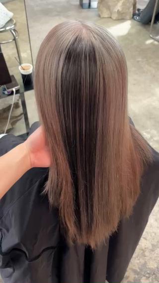 ダメージレスにするために沢山ケア剤をつかっています。
ブリーチしても艶のあるヘアに
シンプルなデザインカラーもオススメです