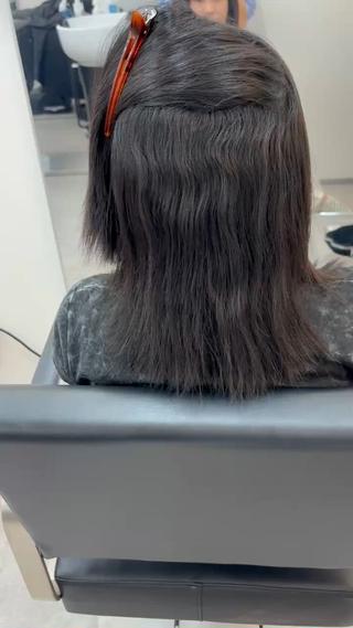 強いうねりで膨らむ癖を、艶髪に!
癖が出ている部分は縮毛矯正、毛先は特別なトリートメントで艶を出します!