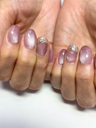 パープルピンクのマグネットジェルネイルが放つ、輝きと光の揺らめき。
見る角度によって表情を変える偏光感が、指先にさりげない華やかさを添えます。
さらに、両薬指には先端ラメとミラーアートをプラス。
繊細な輝きが絶妙に調和し、ワンランク上のデザインに仕上げました。
大人可愛いを兼ね備えた、特別感あふれるネイルです。 