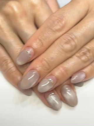 マグネットジェルでフレンチにしてミラーラインにストーンです。 