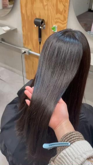 地毛風ストレート
こちらのお客様は一年前ほどに縮毛矯正をあててる履歴があるので、根本から中間の部分までストレート当てました 