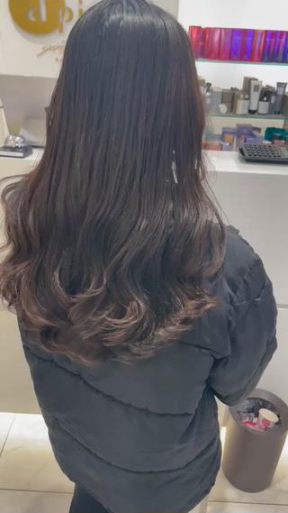 コテ巻き風パーマ　レディースパーマ　ロングヘア　韓国風　韓国風パーマ　グレージュカラー　顔まわりレイヤー 