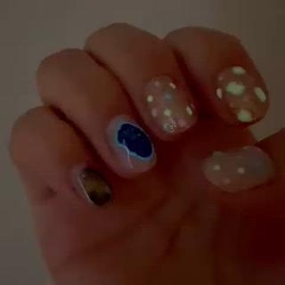 暗闇で蛍光に光ります