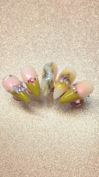 マーブルネイル自然な大理石模様で上品に指先を華やかに演出するマーブルネイル 