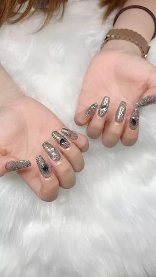  ブラックジェルネイル 
深みのあるブラックジェルにラメとブラックストーンをプラス
シンプルながらも上品でゴージャス、大人の魅力あふれる指先に 