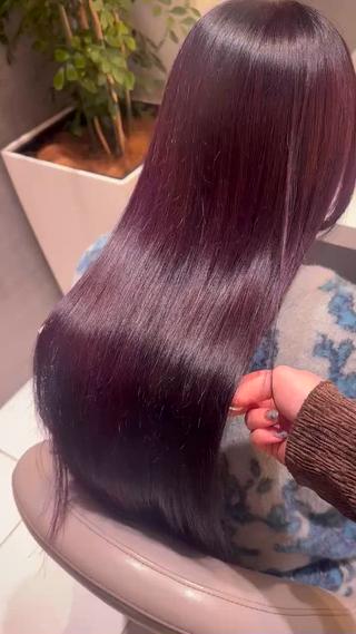 ブリーチベースからの紫です!!
ツヤツヤになるカラー剤を使ってるので仕上がりが綺麗になります!!
一緒に髪の毛を綺麗にしていきましょう