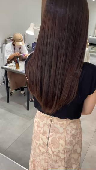 自然な縮毛矯正で、パヤパヤしたりうねったりでまとまらない髪を艶のあるサラサラヘアに
手触りも縮毛矯正する前より良くなり、触っていたい髪になれます 