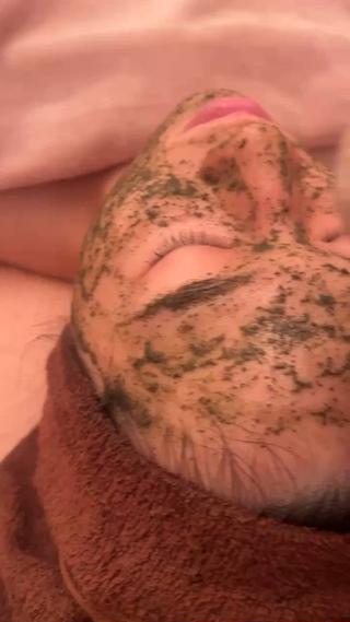 陶肌トリートメントは、ハーブを入れ込んでから、古くなった角質や皮脂をとるために、8分ほどお顔にのせます。
⇩
その後ハーブをお顔から取ると、うる艶肌に

この、ハーブを落とす瞬間が一番好きなオーナーなのでした

#ハーブピーリング 