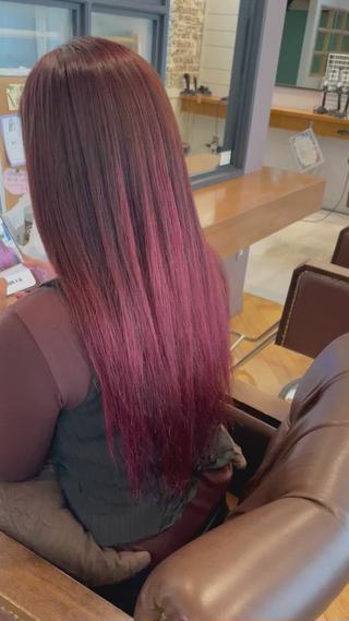 こちらのお客様はハイライト歴が一度あるだけ。
ベースは14トーンくらいあります。

縮毛矯正もしているのでダメージはあります


ピンク系のカラーなら簡単に入れられます

根元の方はN.カラー、毛先の方は塩基性



 