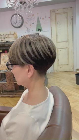 表面だけブリーチしてます
ショートの方におすすめで、アクセントカラーが
気分転換に最適です♪

普段から白髪染めをしているお客様ですが、
一気に明るくしちゃいたい、
何かインパクトが欲しいという方はおすすめ

今回はグレーですが、何色入れてもいいと思います 
