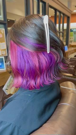 インナーブリーチ後、2色使って仕上げたいというオーダーでした

とても綺麗に染まってくれたので動画で公開

ブリーチメニューはとても時間がかかるので、
仕上がった後に施術するほうもされる方も
達成感がありますね！

雑誌、飴はご用意あるのですが、ドリンクの用意が
ございません。

ブリーチメニューは暇つぶしの道具やドリンクのご持参を
おすすめします 