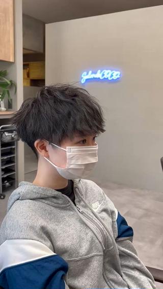 ボーイッシュショート

アイロンで波巻きしてワックスでスタイリングしています！ 