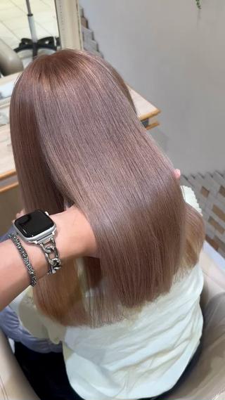 ロング Notoミルクティー グレージュカラーのヘアスタイル