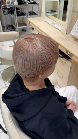 ショート Notoミルクティー グレージュカラーのヘアスタイル