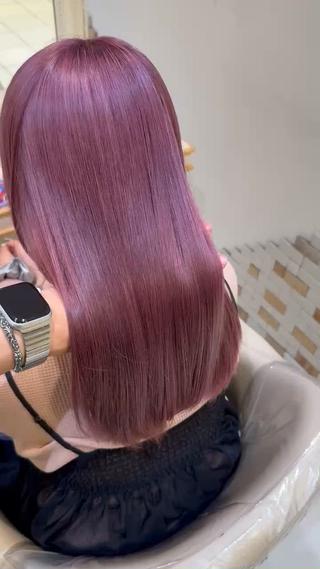 ロング Notoミルクティー グレージュカラーのヘアスタイル