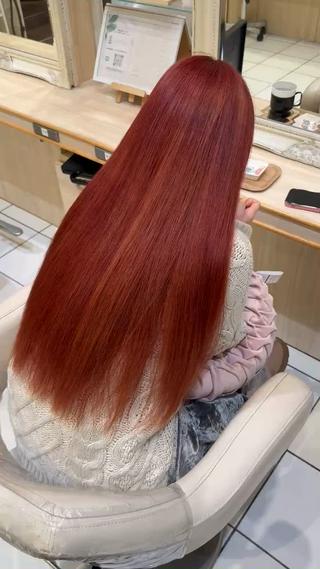 ロング Notoミルクティー グレージュカラーのヘアスタイル