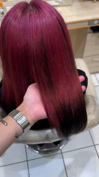 セミロング Notoミルクティー グレージュカラーのヘアスタイル