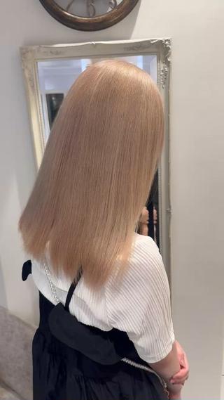 ロング Notoミルクティー グレージュカラーのヘアスタイル