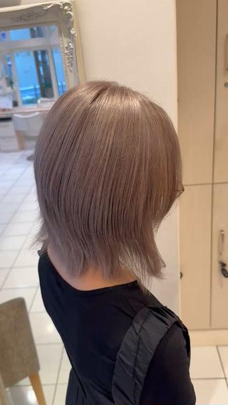 ショート Notoミルクティー グレージュカラーのヘアスタイル