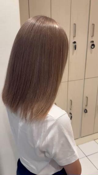 ロング Notoミルクティー グレージュカラーのヘアスタイル