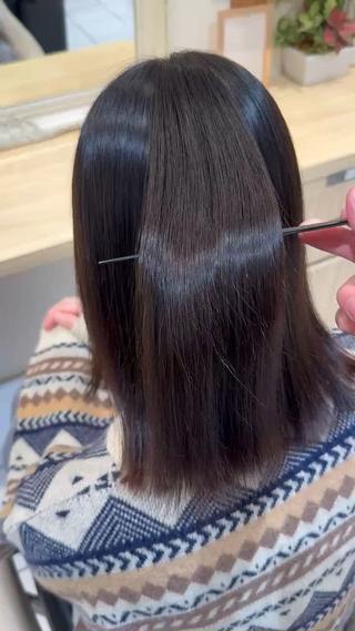 セミロング Notoミルクティー グレージュカラーのヘアスタイル