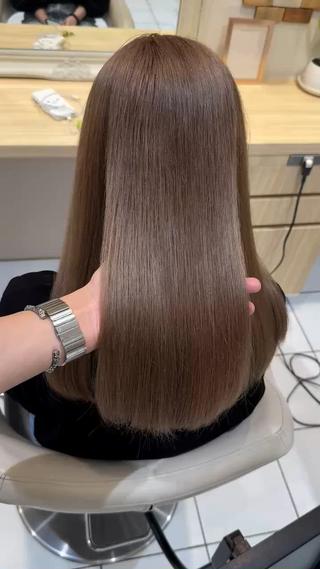 ロング Notoミルクティー グレージュカラーのヘアスタイル