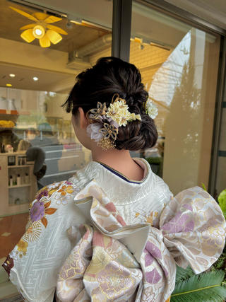 成人式ヘアアレンジ
ヘアアレンジご希望の方はお店にお電話ください