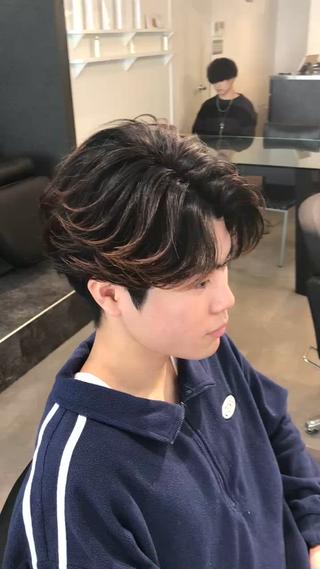 直毛すぎて動きが出ない。
アイロンしてもすぐ取れる。
セットがなんかキマらない…

そんな人におすすめなのが
【フェザーパーマ】です

強すぎない、
でもちゃんと動く。

羽みたいに軽い毛流れで
自然に雰囲気が出ます

トップはふわっと立ち上がり、
毛先は柔らかく流れる。

“やりすぎない垢抜け”作ります

乾かしてワックスを軽く揉み込むだけでOK◎
アイロンなしでもキマる再現性重視です

 直毛でペタッとする
 セットが続かない
 ナチュラルに雰囲気出したい

1つでも当てはまる方はぜひ。

初パーマも大歓迎◎
しっかりカウンセリングしてから巻きます

 