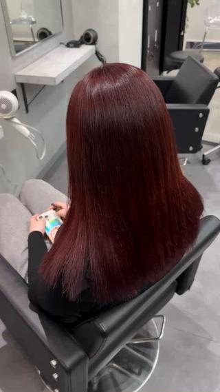 ブリーチ無しのボルドーカラー

暗めのお洒落なカラー、ブリーチ無しカラーはこの色がおすすめです 