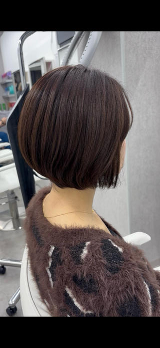 大人世代の魅力を引き出す、関山の“品よくまとまるショートボブ”。
後頭部の丸みと首元のスッキリ感で、女性らしさと上品さがアップします。
忙しい毎日でも乾かすだけで形になる扱いやすさも◎
大人ショートに挑戦したい方、ぜひ一度お任せください。 